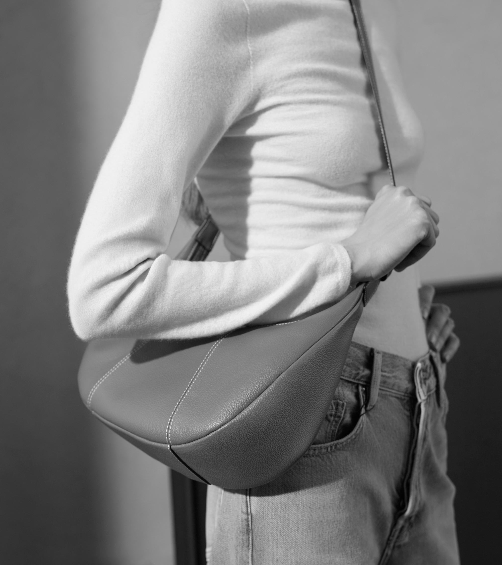 Kleine Hobo-Tasche Juliette aus genarbtem Leder
