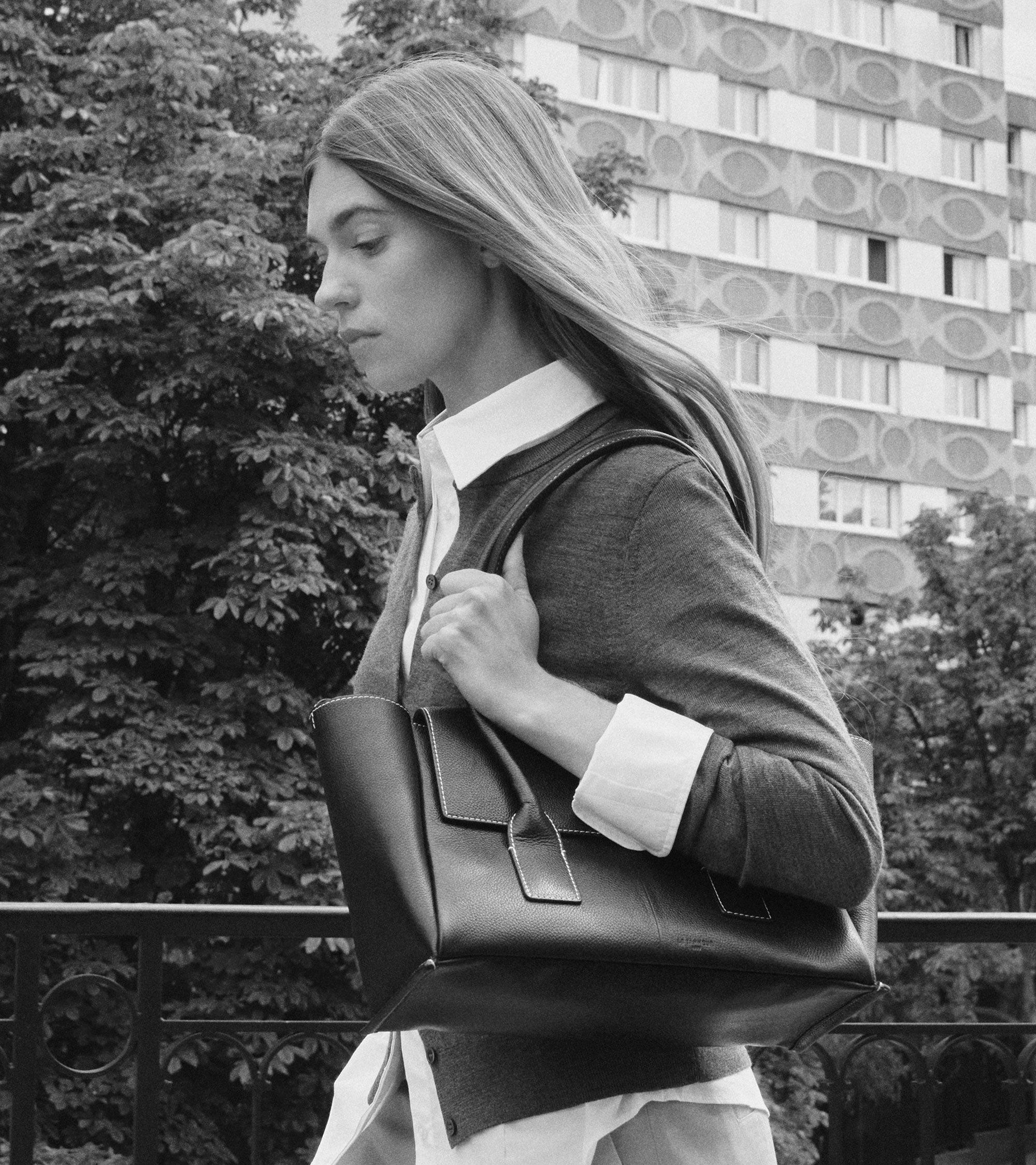 Sac cabas moyen modèle à rabat Elena en cuir grainé